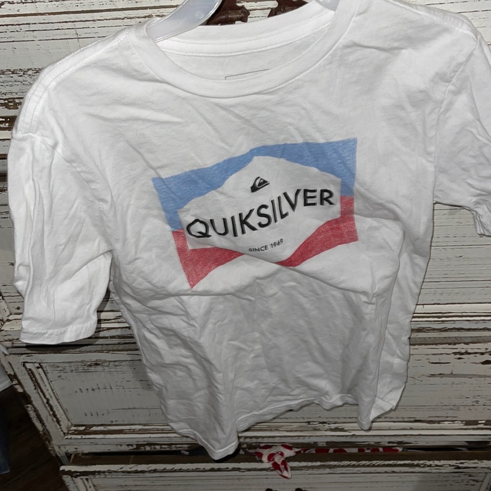 Quicksilver new t shirt cute boys size large never worn
